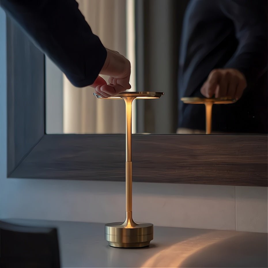 Freedom Disk cordless rechargeable table lamp